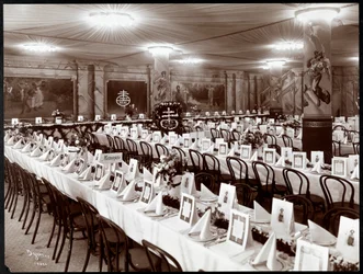 Bankettsaal mit gedecktem Tisch für das National Biscuit Co. Bankett, New York, 1904